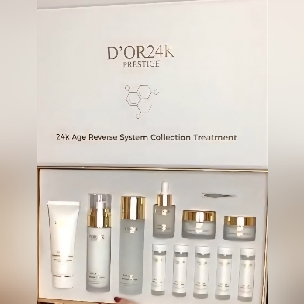 🎁 NEW • Luxury Age-Renewal Skincare Set with 24K Elements - Picture 2 of 9